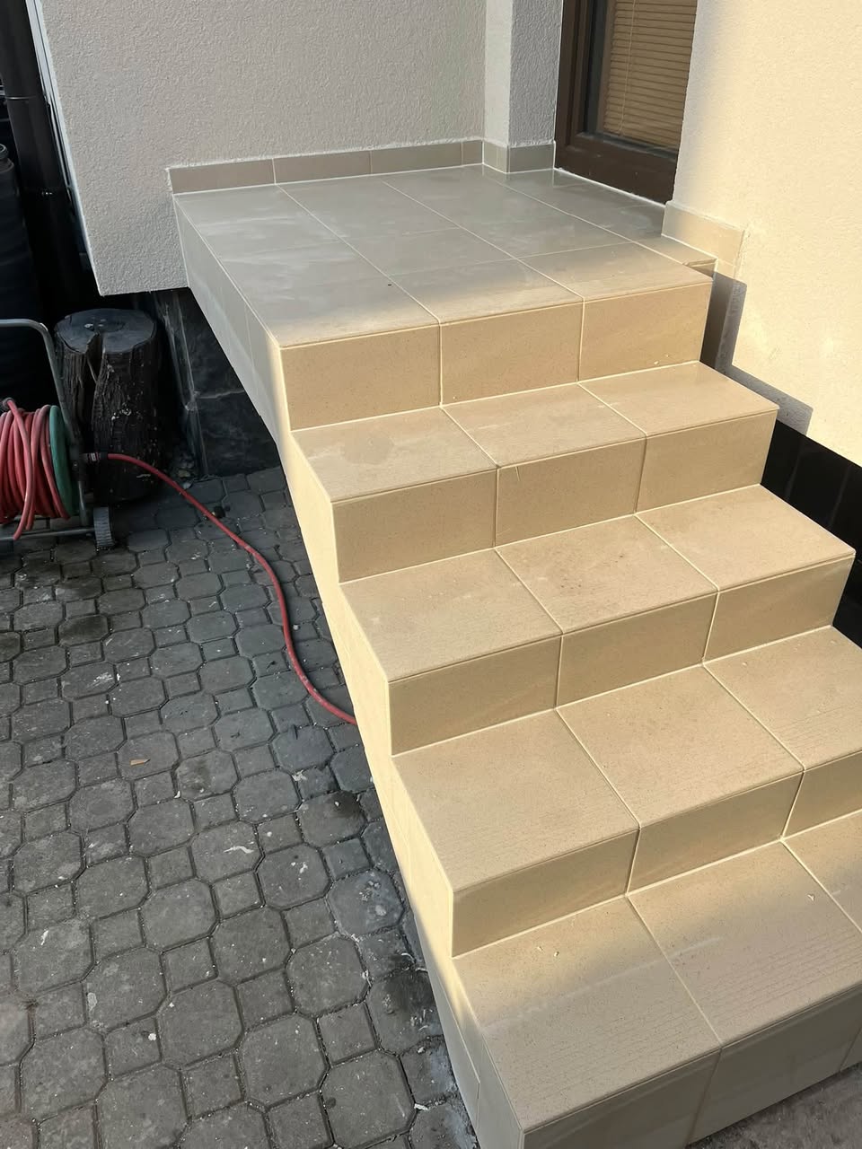Detail obkladačské práce na schodišti v Opavě
