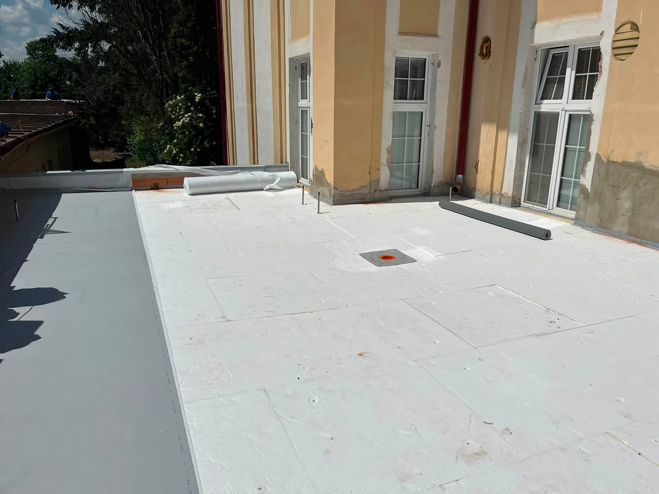 Práce na střeše pavilonu vodoléčby v Opavě